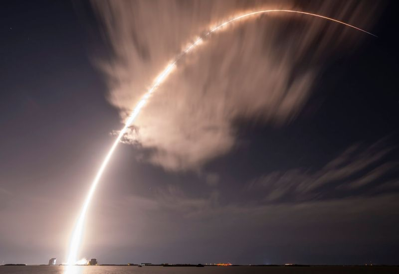 SpaceX participă la o licitație secretă a Pentagonului pentru dezvoltarea AI-ului pentru zborul controlat vocal al dronilor în swarm.