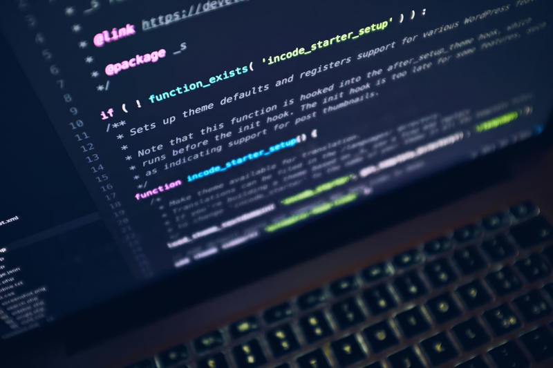 Complexul Anthropic Claude, format din 16 agenți AI, a creat autonom un compilator C.