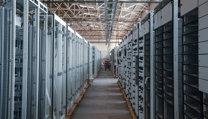 Google planifică să împrumute 15 miliarde de dolari pentru construirea centrelor de date în scopul expansiunii inteligenței artificiale.