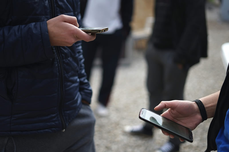 Majoritatea tinerilor australiani continuă să utilizeze rețelele sociale, în ciuda restricțiilor