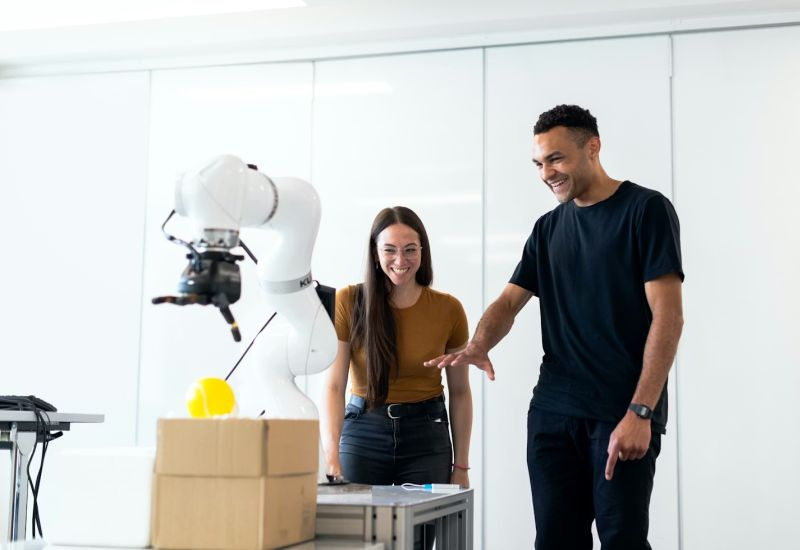 Jumătate din firmele care au înlocuit angajații cu roboți AI își planifică să readucă personalul în anul 2025.