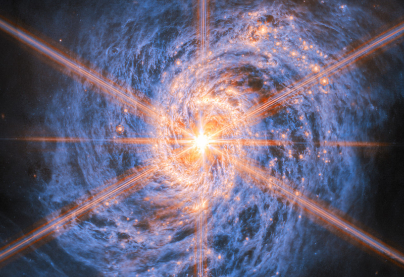 „James Webb” a descoperit galaxia „Calmar” cu un nucleu uimitor de luminos în constelația Chinei.