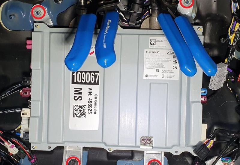 Masca a afirmat că toate Tesla vor avea pilotare autonomă completă încă din 2016, dar acum este necesară o actualizare hardware la microfabrice specializate.