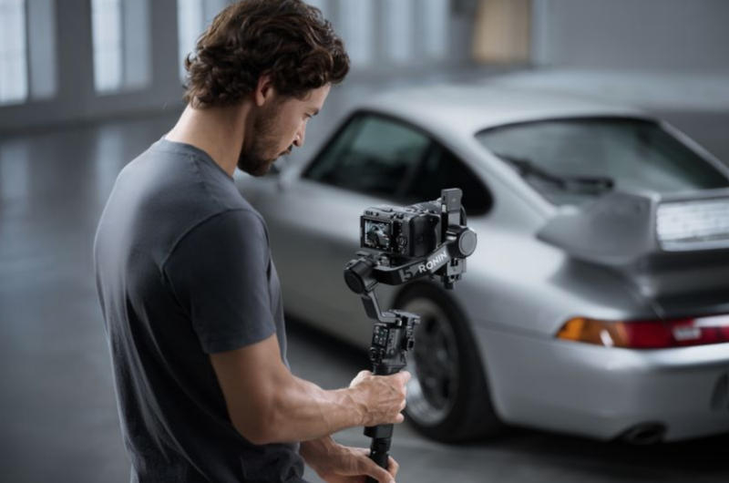 DJI a lansat un stabilizator ușor RS 5, destinat camerelor de până la 3 kg.