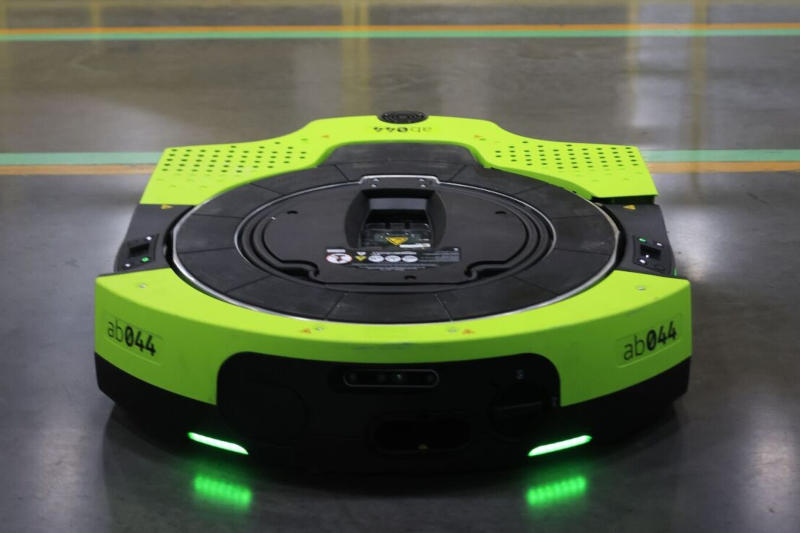 Amazon a anunțat robotul de depozit complet autonom Proteus cu control vocal