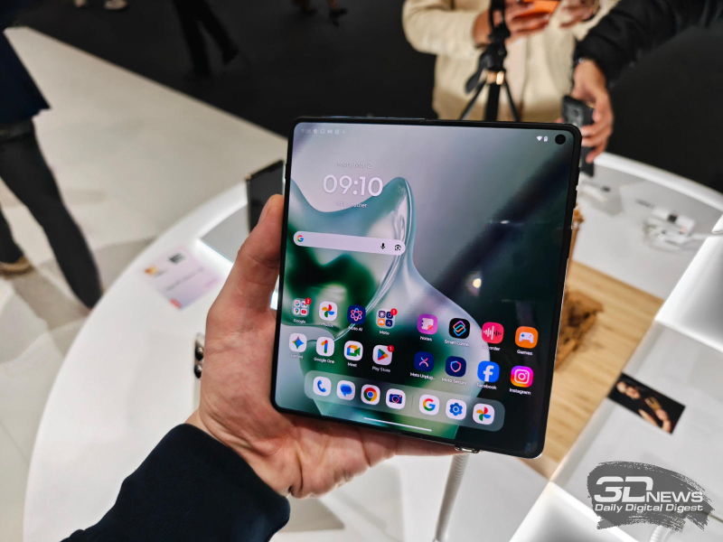 Moto­rola a prezentat noul telefon flexibil Razr Fold