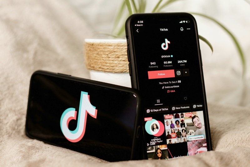 TikTok se confruntă cu Booking: acum poți rezerva călătorii și hoteluri doar vizionând videoclipuri