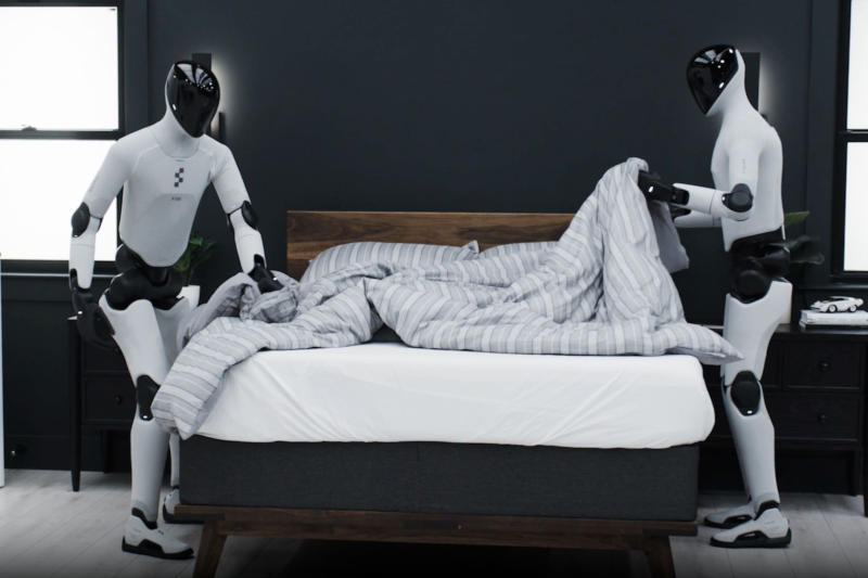 Roboti figură au adunat camera și au pus un pat în videoclip.