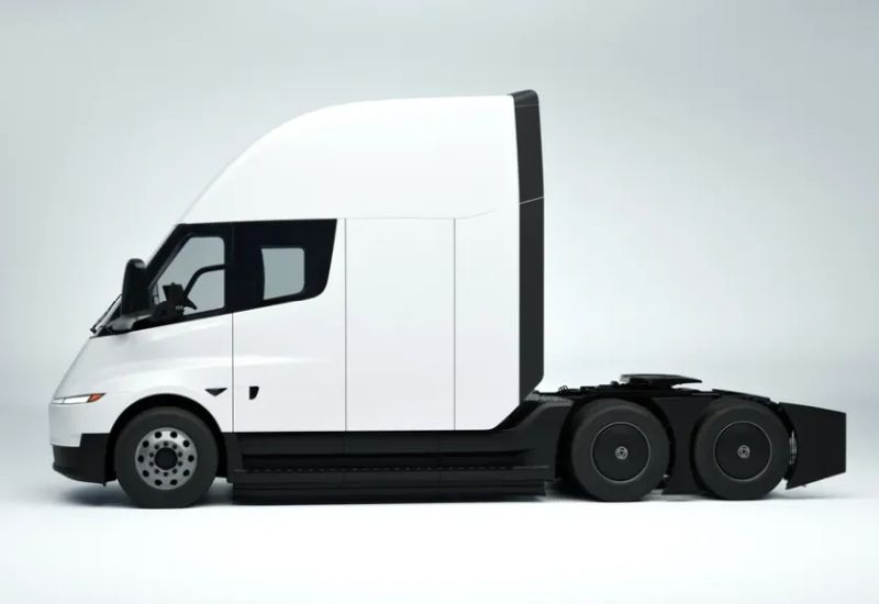 Camioanele Tesla Semi sunt echipate cu baterii de capacitate mai mică, dar autonomia lor rămâne neschimbată