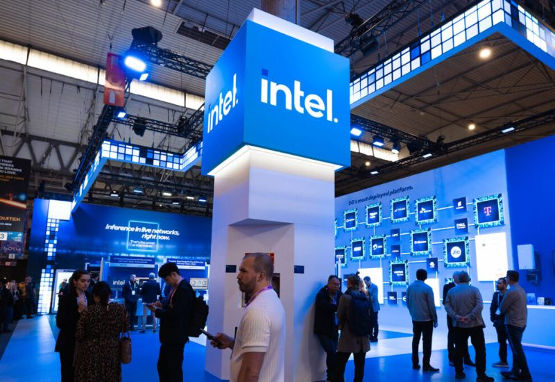 Acționarii au depus o acțiune împotriva Intel pentru transferul a zece procente din acțiunile companiei către guvernul SUA la insistenta lui Trump.