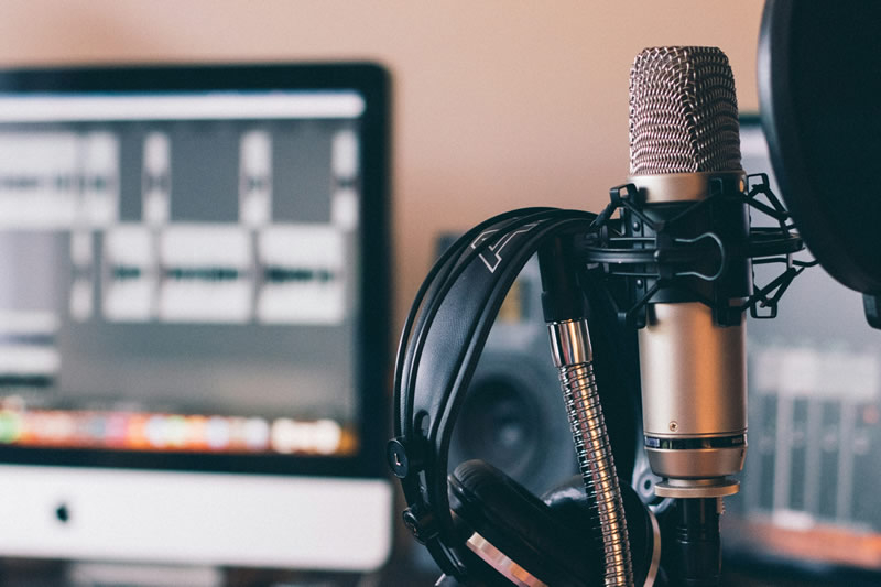 Apple a lansat un nou „Podcast” pe YouTube și Spotify, reinterpretând complet conceptul.
