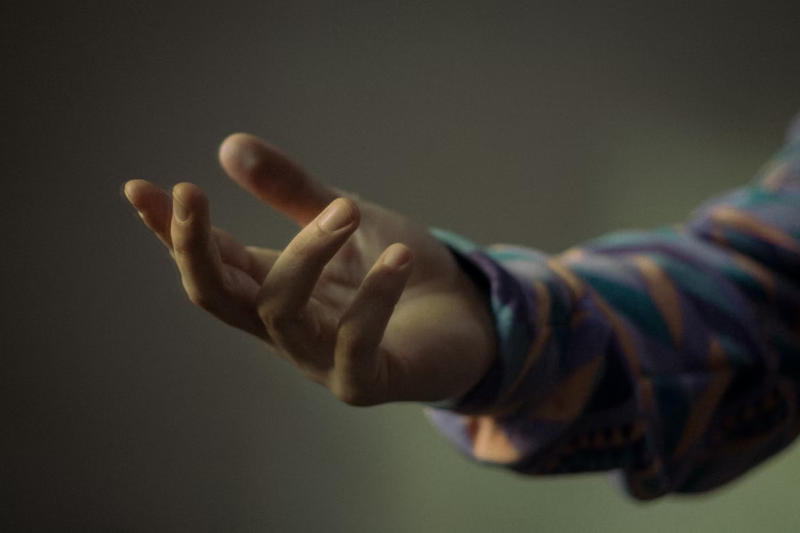 Apple a antrenat inteligența artificială să recunoască strângerea de mână necunoscută pe baza semnalelor EMG.