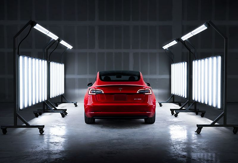 Tesla se distrează cu fanii, mutând în mod neașteptat ceremonia de prezentare a celor mai noi modele S și X.
