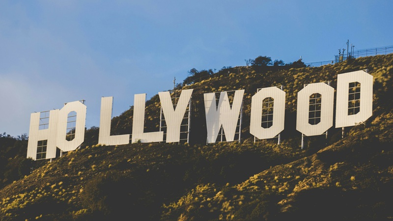 Hollywood implementează activ inteligența artificială, iar numărul instituțiilor de învățământ din industria cinematografică care utilizează rețele neuronale crește.