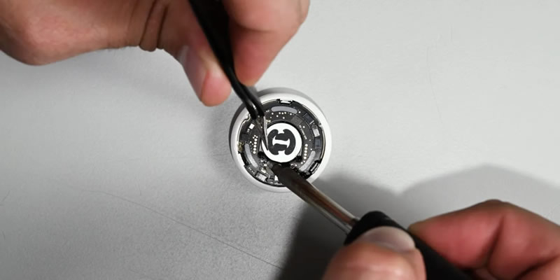 iFixit a demontat un nou AirTag și a identificat defectul anterior