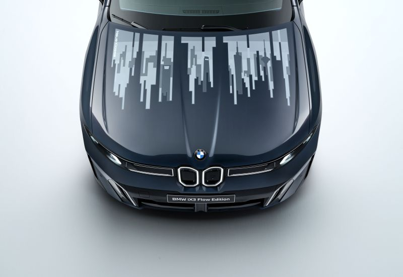 BMW iX3 Flow Edition își prezintă capota, care schimbă culoarea prin tehnologia cernelei electronice.