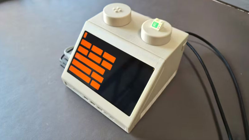 Mac mini a fost ascuns într-un bloc LEGO extins, decorat ca un terminal din anii 1970