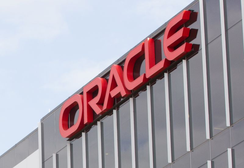 Oracle va concedia mii suplimentari de angajați pentru a finanța centrele de date dedicate inteligenței artificiale