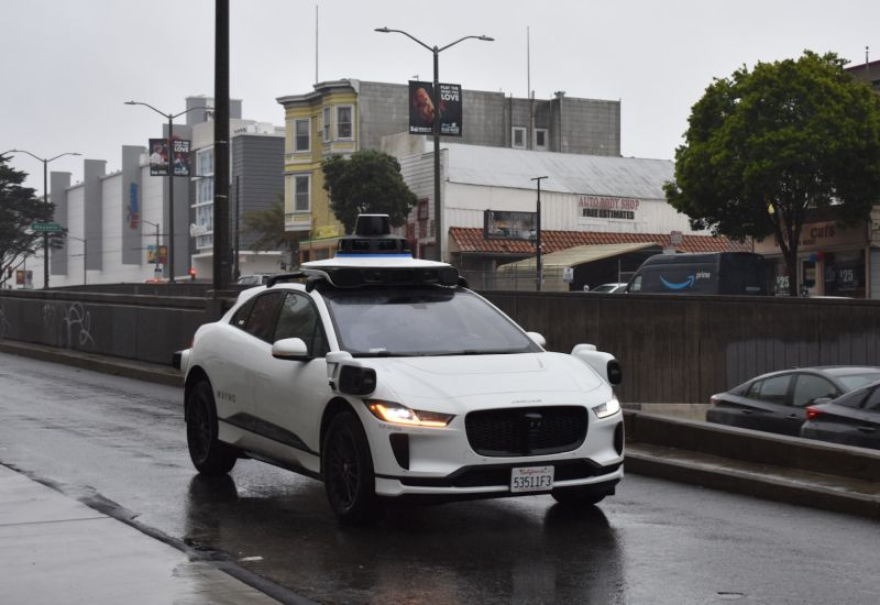 Waymo încetează lansarea robo-taxi-urilor pe autostrăzile rapide din SUA din motive de siguranță
