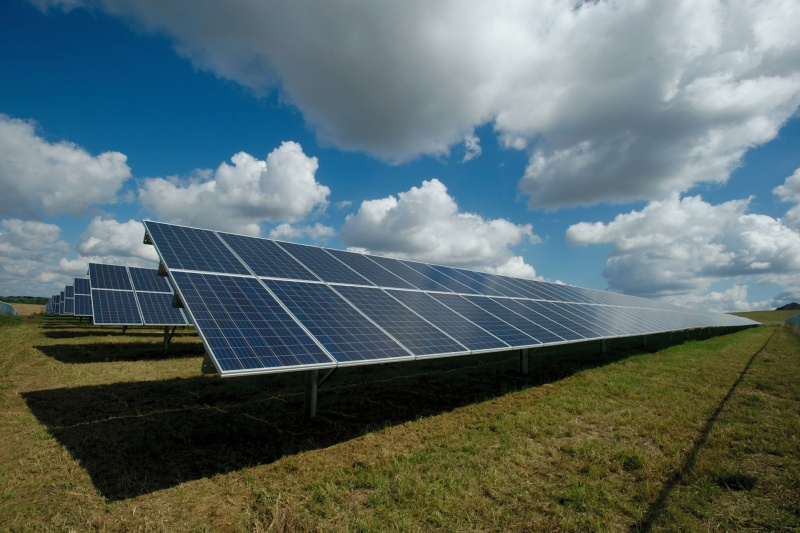Sursele solare vor depăși cărbunele și gazul până la mijlocul deceniului, însă inteligența artificială nu va permite abandonarea completă a resurselor fosile