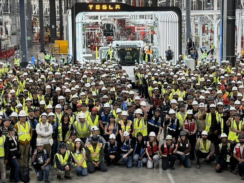 În noul fabrică din Nevada a apărut primul camion electric de serie Tesla Semi.