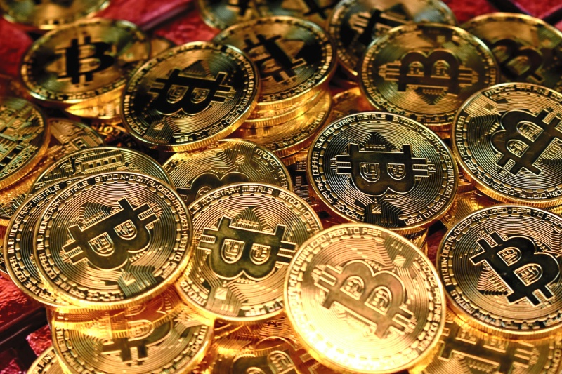 Bitcoin a scăzut sub pragul de 67 000$, investitorii s-au speriat și au început o vânzare în masă