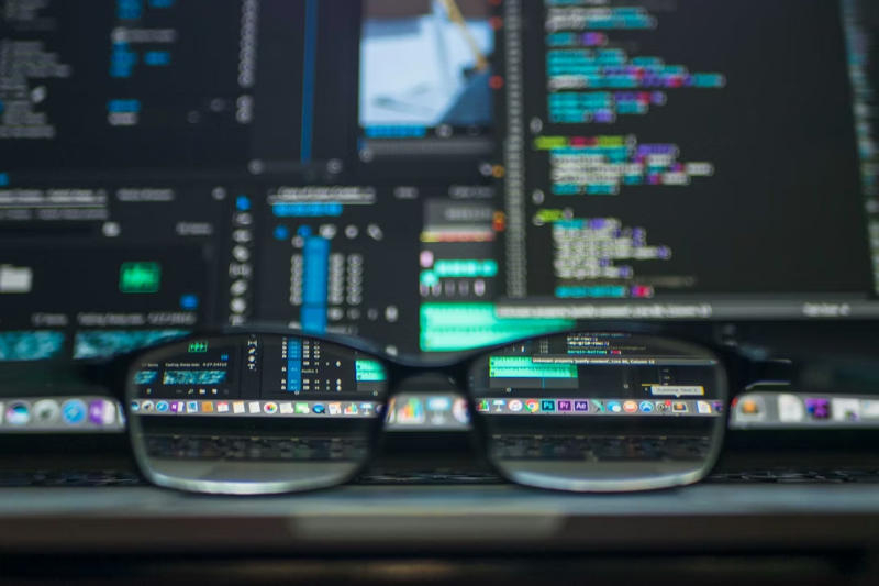Piața cripto este în panică din cauza hackerilor AI; sectorii DeFi s-au dovedit vulnerabili, cu un volum total de tranzacții de 130 miliarde de dolari.
