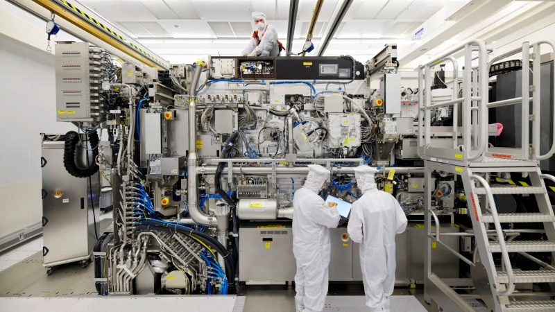Intel a început lucrările asupra proceselor ultra-subțiri de 10A și 7A, iar primele circuite integrate cu lungimi de undă de 14 angstrom vor fi testate în octombrie.