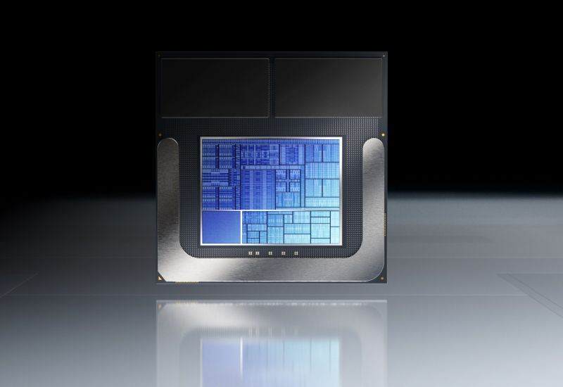 Intel va fi nevoit în acest an să crească producția de cipuri de 10 nm din cauza lipsei de microcipuri.