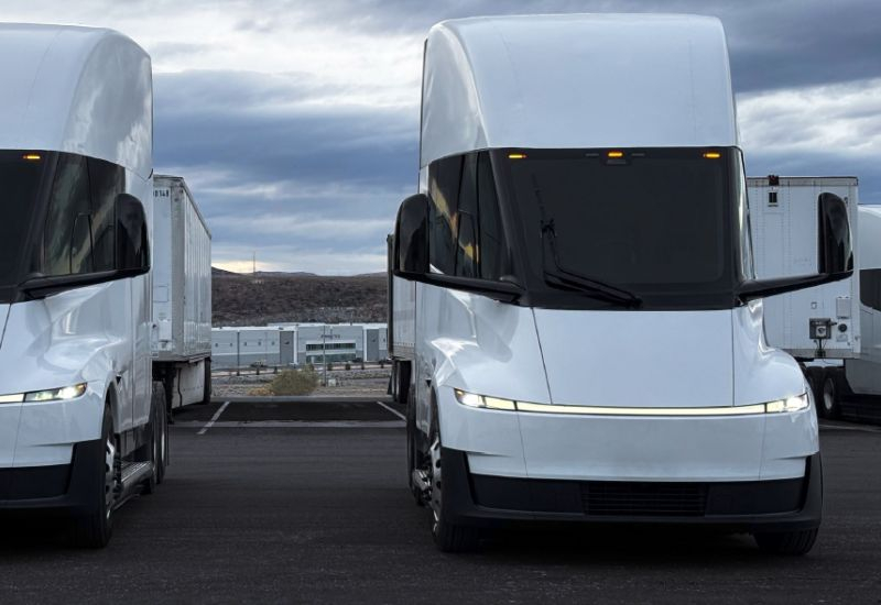 Prețul camionului electric Tesla Semi s-a dovedit semnificativ mai mare decât cel declarat, dar încă rămâne sub cel al competitorilor.