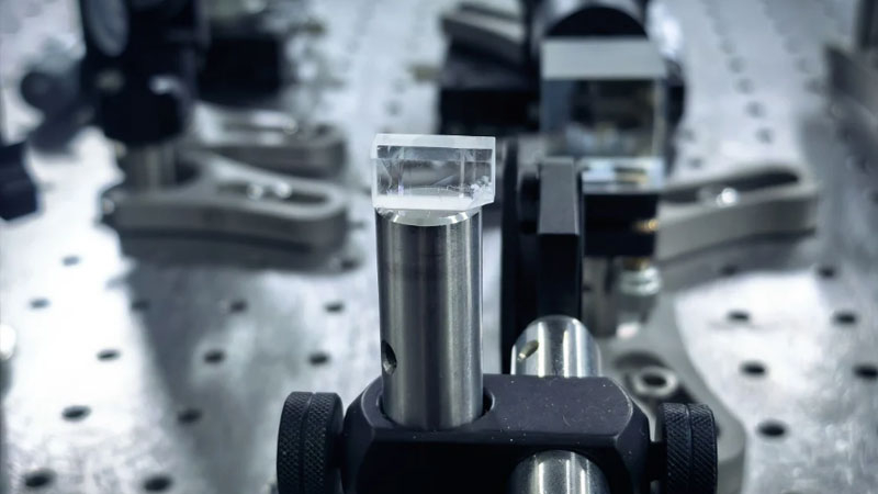 În China a fost dezvoltat un laser solid-state compact pentru accesul la gama VUV anterior inaccesibilă, deschizând noi oportunități în cercetări științifice, tehnologie spațială și producția de cipuri