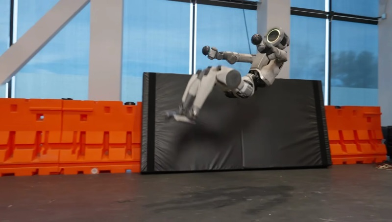 Boston Dynamics a învățat robotul Atlas să execute „rondat” – un salt înapoi