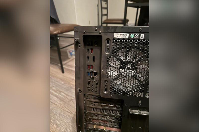 Fulgerul a lovit casa prin cablul de internet, distrugând calculatorul și routerul
