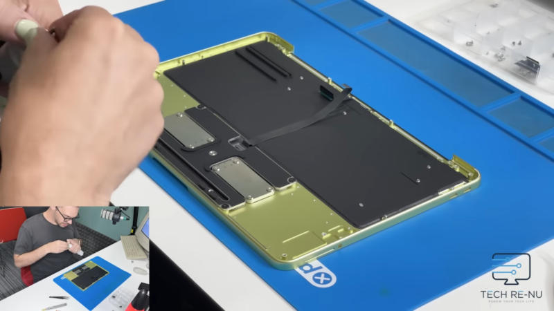 MacBook-ul Apple Neo s-a dovedit mai simplu decât se aștepta – bateria nu a fost nici măcar lipită.