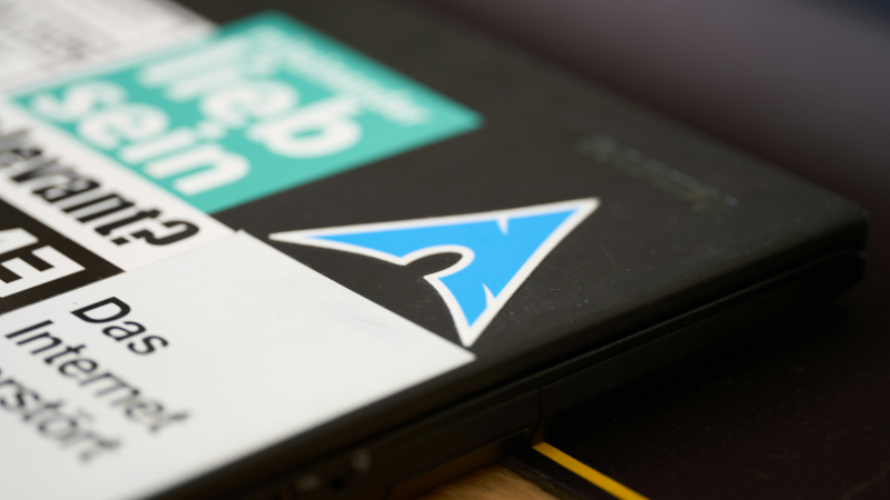 Franța trece de la Windows la Linux în sistemele publice, renunțând la programele software americane