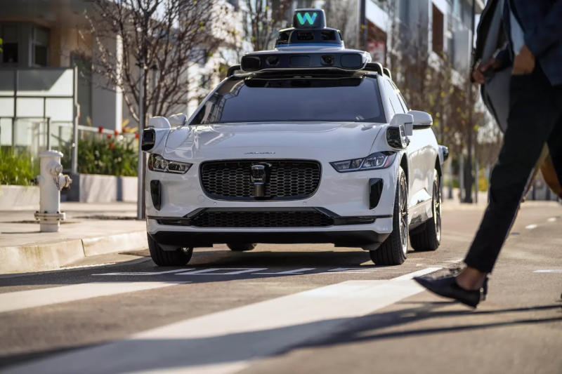 Waymo‑robotul de taxi s-a dovedit a fi un mijloc neașteptat și comod pentru evadare de la locul incidentului