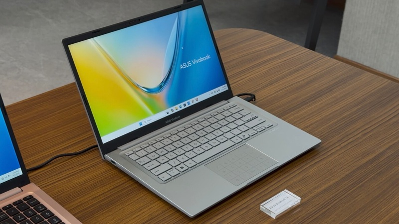 Asus a prezentat modelele economice Vivobook S14 și S16 cu procesoare Core 7 cu șase nuclea, declarând că sunt competitive comparativ cu MacBook Neo.