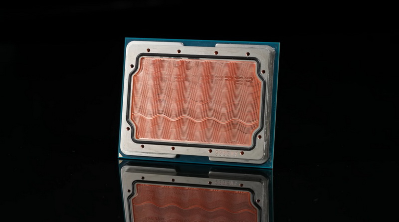 Threadripper Pro 9995WX a atins 5,3 GHz fără nitrogen: am înlocuit capacul cu un bloc de apă, am conectat un chiller și 140 de litri de apă.