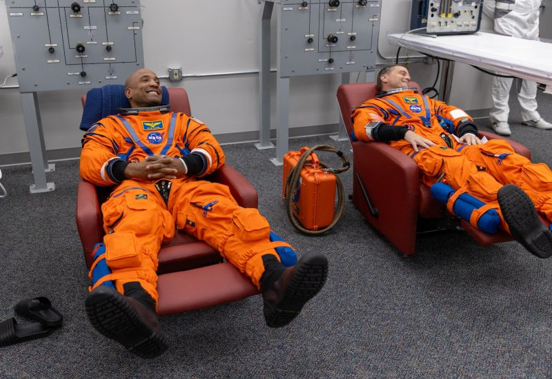 NASA permite acum astronauților să aducă cu ei un iPhone în timpul misiunii Artemis II către Lună