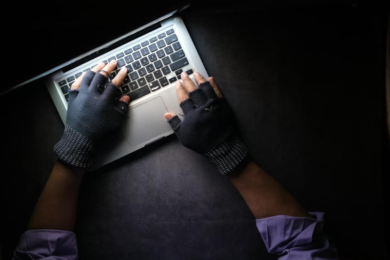 Un instrument Python pentru analiză de date, care funcționează doar jumătate din zi, s-a transformat în malware: a furat chei și tokenuri.