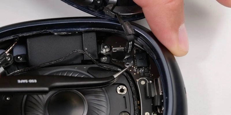 iFixit a descompus AirPods Max 2 și a arătat că compoziția internă nu s-a schimbat