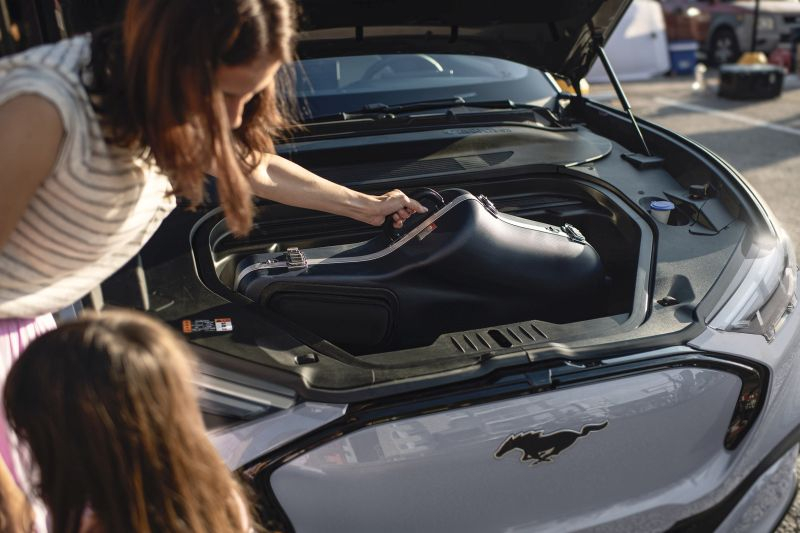 Ford a prezentat un portbagaj plătit: versiunea franceză pentru Mustang Mach‑E costă acum 495 de dolari