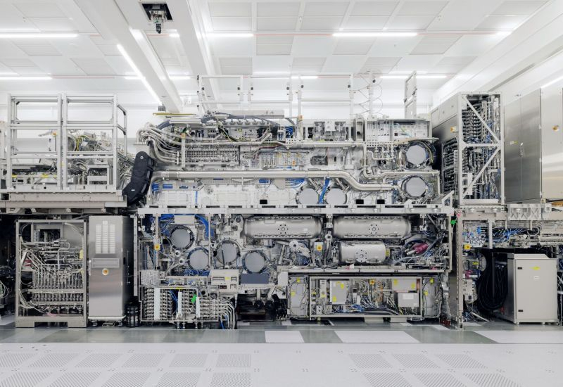 ASML a anunțat pregătirea finală a tehnologiei High‑NA EUV pentru producția în masă de cipuri ultrafine.