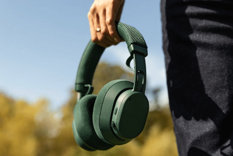 iFixit a plasat AirPods Max 2 în categoria „reparabilitate slabă”, acordându-le doar patru puncte din zece.