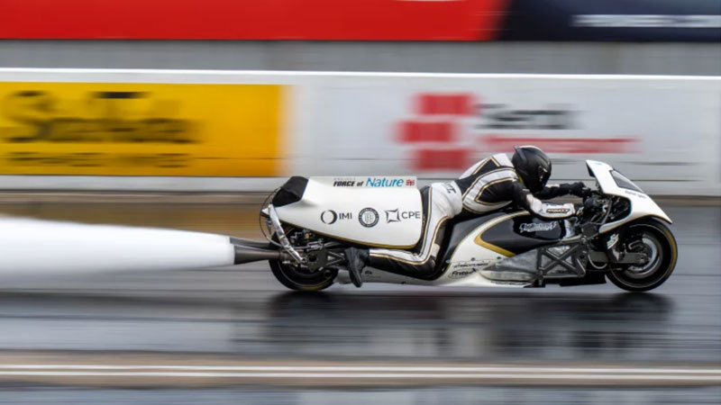 Un inventator britanic a creat un motocicletă cu pereche, devenind al doilea cel mai rapid dintre toate motocicletele din lume