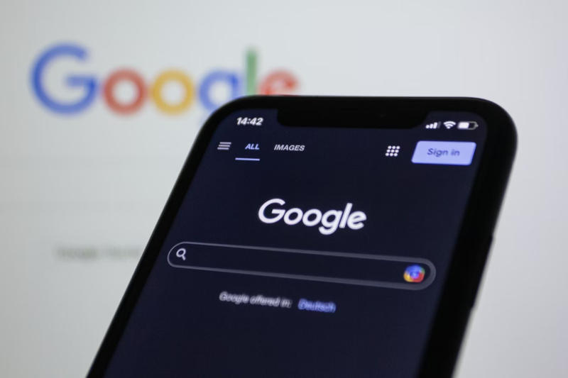 Fraudulatorii s-au infiltrat în motorul de căutare Google și oferă utilizatorilor numere frauduloase ale operatorilor bancari.