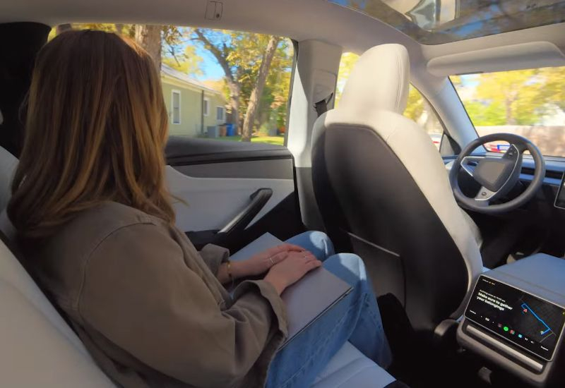 Tesla roboți în aglomerații: din cele 25 de mașini nu există șofer, dar totuşi se mișcă