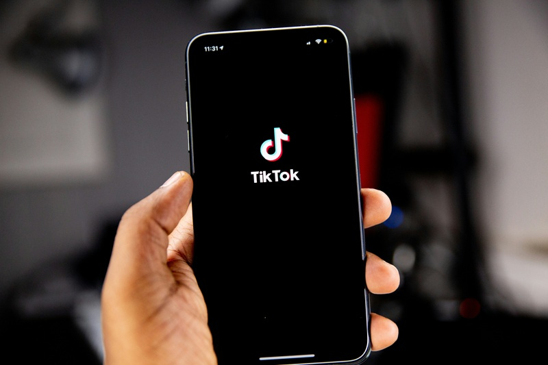 UE se va ocupa de TikTok și Instagram din cauza designului lor „dependent”.