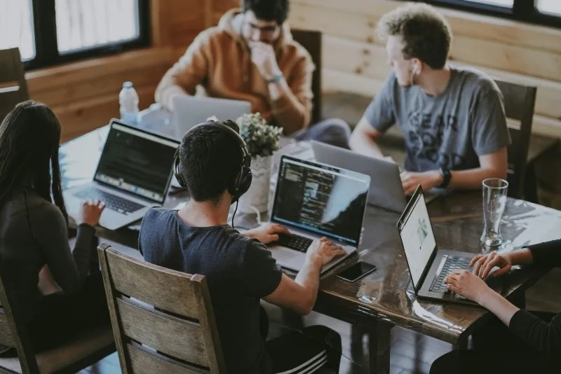 Acțiunile Meta au scăzut cu 9 %, în timp ce Alphabet va crește cu 7 % – ambele companii își intensifică investițiile în inteligență artificială.