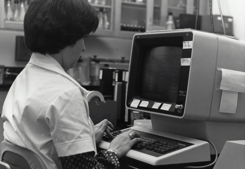 Vânzările mondiale de calculatoare personale vor scădea cu 5 % din cauza creșterii costului memoriei, în timp ce singura perspectivă rămâne Apple și segmentele de jocuri.